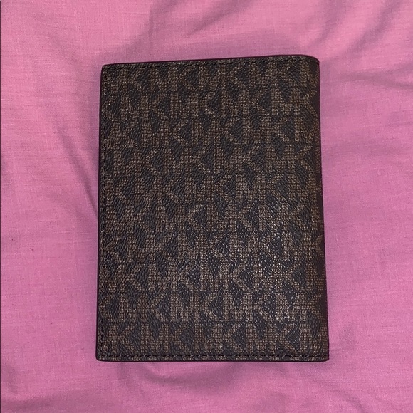 Michael Kors Passport Holder and Wallet NWT - Picture 3 of 4